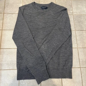 Merino tröja - Riley tröja som jag köpte för 1000kr och inte använt mycket alls för att jag tycker den är lite för liten. Toppen skick, som ny typ. Mörkgrå färg och storlek m men passar s. Materialet är merino.Tveka inte på att höra av er!