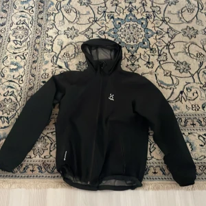 Haglöfs jacka  - Haglöfs Jacka bra till sommaren, höst och vår. Gore tex, vattentät. Storlek L men passar M använt den i några månader. Vill få såld på den så jag kan köpa en ny modell.