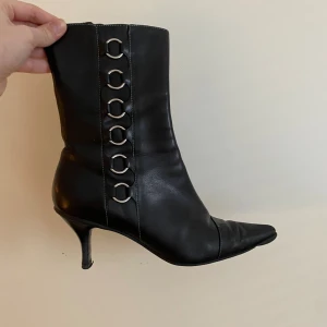 Spetsiga klackar  - Svinsnygga men lite för små för mig