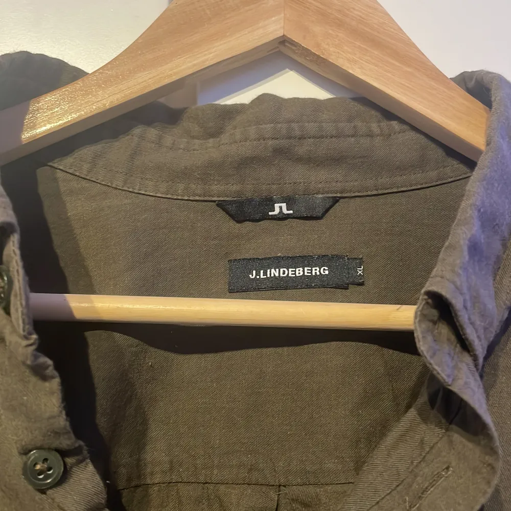 Mörkgrön bomullsskjorta från J.Lindeberg i storlek XL. Passar L-XL.. Skjortor.