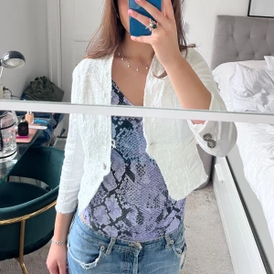 Jacka!  - Vit jacka som är är superfin att ha till klänning i sommar❤️❤️