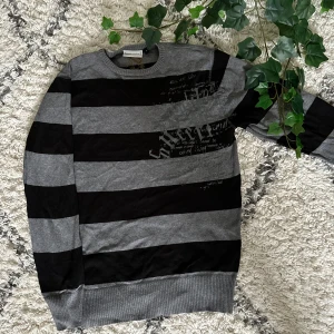 Vintage knitted sweater - En vintage tröja i bra skick. Köparen står för frakt 📦 priset kan diskuteras.