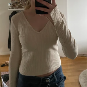 V-ringad tröja  - En fin tröja använd några gånger inget som syns Stolek xs 🩷