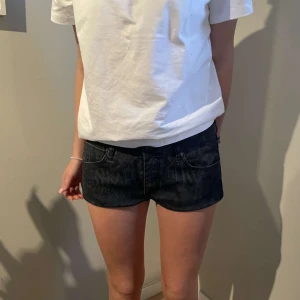 lågmidjade leopard jeansshorts - Lågmidjade jeanshorts i svart leopard tyg! Midja: 90cm Längd: 22cm