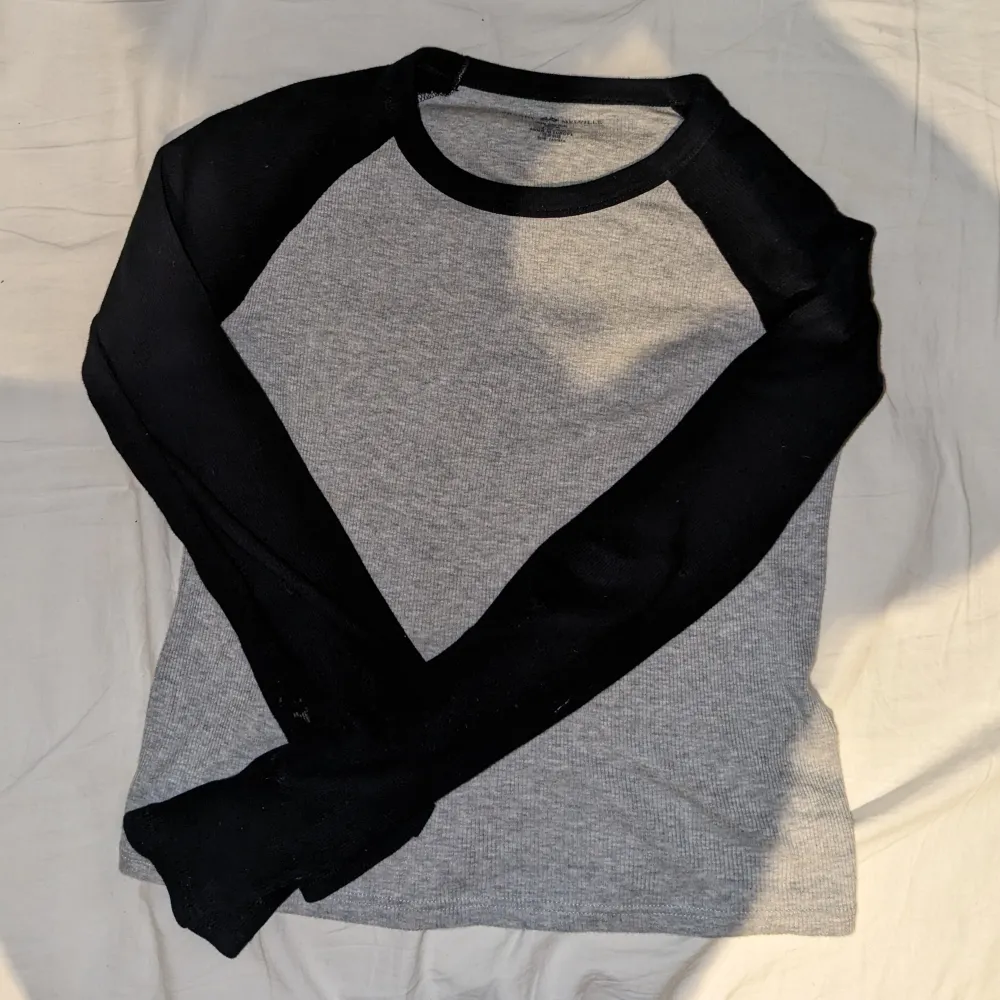 Långärmad grå,svart tröja från brandy Melville, inga spår av användning Original pris: 21 $ (220 kr). Skjortor.
