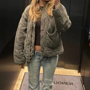 Sjukt snygg vår/höst jacka💕 - Jackan är i nyskicka utan tecken på tidigare användning💕Köpt i Frankrike 