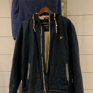 Lyle & scott - Fet jacka från lyle & scott💯 Inga fel eller defekter🙋‍♂️ Slång iväg ett bud så bestämmer vi nått👍🏼