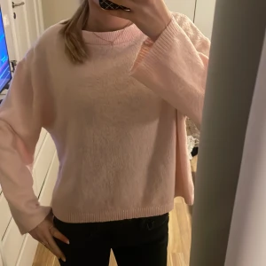 Rosa stickad tröja  - Så fin stickad tröja från lager!! Kommer tyvärr inte t användning 