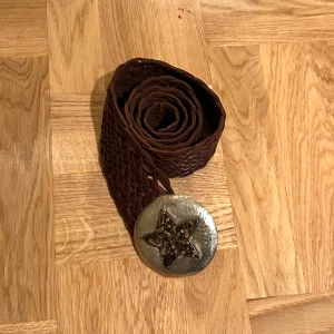 Bälte - Skit coolt tjockt bälte i läder med stort spänne💖Nypris 320kr och oanvänt!! Ca 124 cm i längd!! Använd gärna köp nu👍