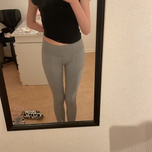 Gråa leggings  - Köpta på NEW yorker, har ett scrunch där bak,säljer då de inte passar