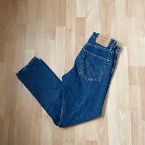Säljer dessa Jack and Jones jeans i ett väldigt bra skicka. Storleken är 27/30 och modellen heter Loose/chris. Kom med frågor!