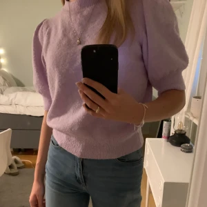 Vero Moda Stickad t-shirt  - En fin lila stickad tröja från Vero Moda med puffiga ärmar i bra sick 💕