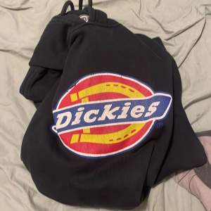 Säljer min DICKies hoodie som är hel och så 