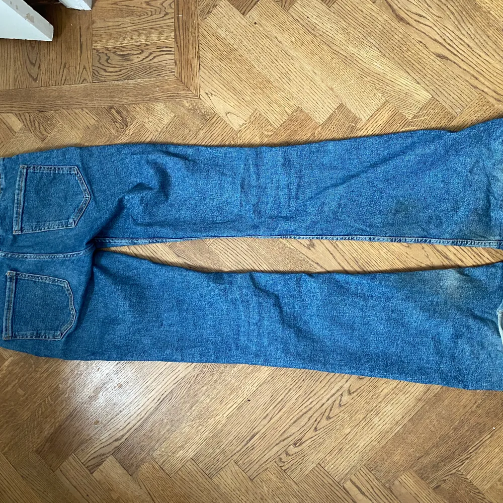 Jättesnygga jeans ifrån zara är i bra skick utom att de är lite slitna längst ner vid benen, fler bilder kan fås! Innerben 82. Jeans & Byxor.
