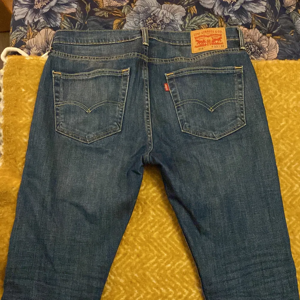 Mycket sparsamt använda Levi’s jeans. Köptes i USA och glömdes sedan bort. Säljs då de inte längre passar mig.   Storlek: W33 L32. Jeans & Byxor.