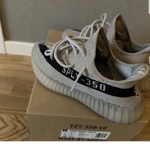 Yeezy 350  - Ett par yeezys som inte kommer till användning då dem är för små för mig använd få antal gånger kvitto finns syns på andra bilden skicket är 10/10 