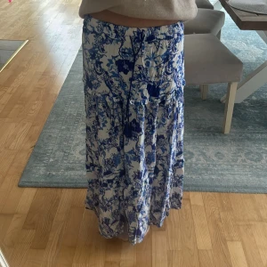 Blommig långkjol - Inga tecken på användning, köpt i somras men den har tyvärr blivit lite för liten för mig så därför säljer jag den. Nypris 300 men säljer ändå billigare, eftersom den är köpt i somras.