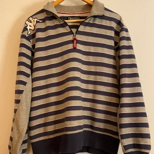 Kappa tröja med dragkedja - Tjocktröja från Kappa med krage och dragkedja. Köpt på humana men i fint skick!