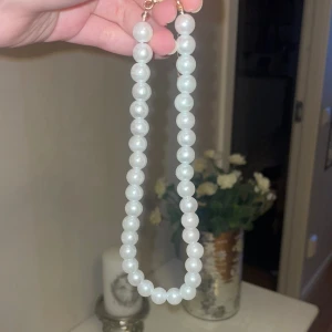 Pärlhalsband  - En jättefint pärlhalsband med stora pärlor och guld kedja. Använd enstaka gånger. PRIS KAN DISKUTERAS!