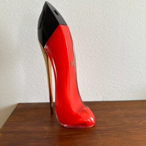 Carolina herrera very good girl  - Stora flaskan, nypris cirka 1200kr. Se sista bilden hur mycket som är kvar. Förvarats mörkt och svalt. Inköpt januari-23. 