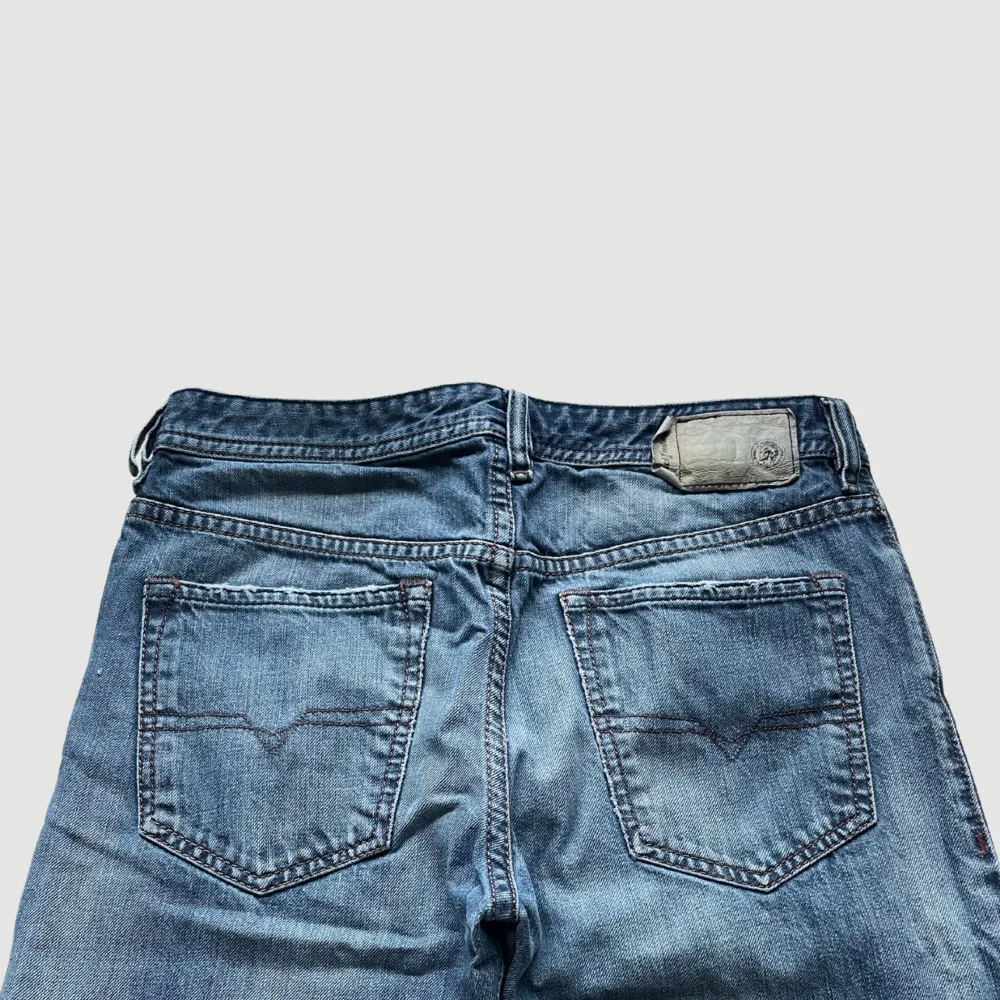 STORLEK: W30 L32. MIDJA RAKT ÖVER: 40cm. MIDJEHÖJD: 27 cm.. Jeans & Byxor.