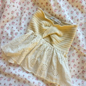 Topp Zara - Superfin och eftertraktad topp från Zara i nyskick, endast provad då den var för liten för mig! Tveka inte att höra av er vid frågor🩷