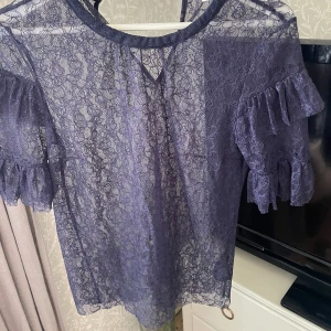 Spets topp - Såå fin marinblå spets topp