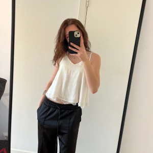 Vit topp - Skönt och lätt material med spets längst ner. Använd en gång!