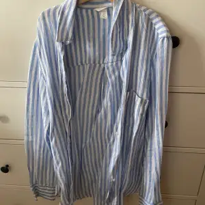 Säljer denna lite oversized randiga skjorta från hm i linnen blend, endast använd en gång så är i nyskick 🥰
