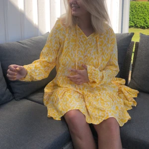 Sommarklänning  - Använd 1 gång, jätte fint skick 💛