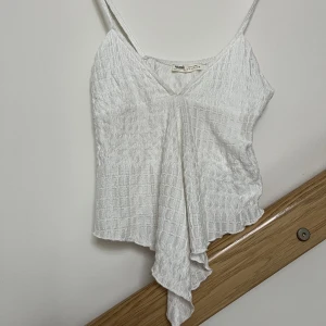 Sommartopp  - Gulligt linne till sommaren!! Använd med fint skick💕