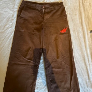 Travis scott cacti byxor - Travis Scott Cacti byxor, storlek L, lite kortare model, Hål i sidan tyvärr