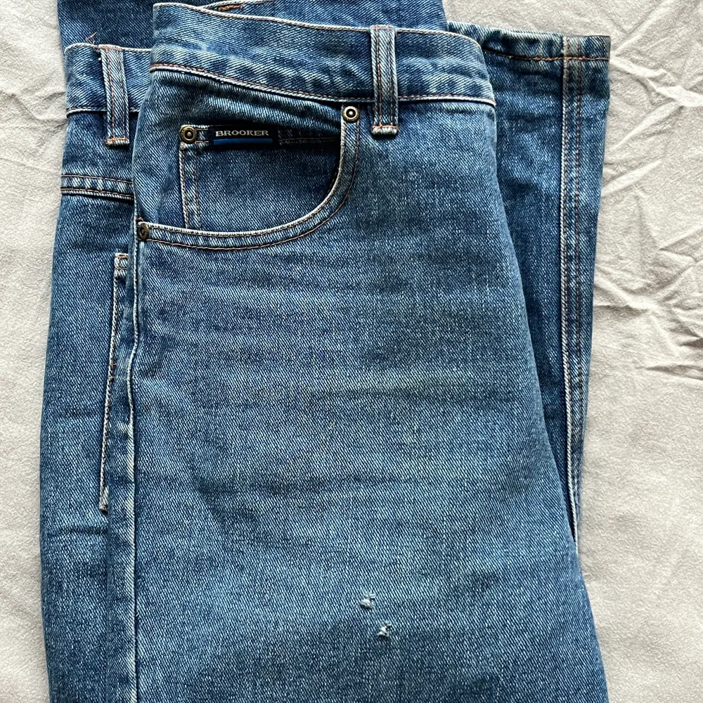 Klassiska blåjeans med lite lös passform. Se bild för slitage.. Jeans & Byxor.