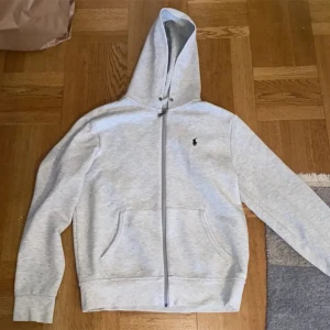 Ralph lauren - Ralph lauren 500 kr ett hål på armen