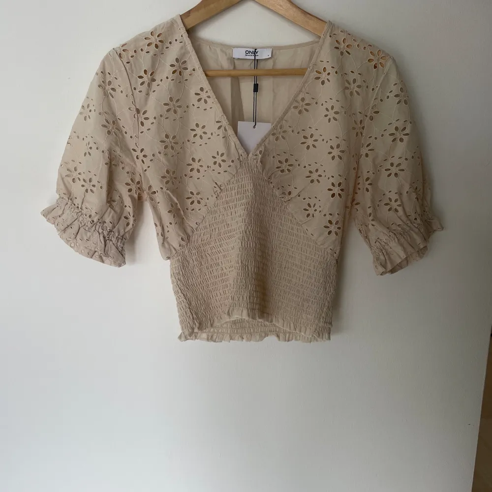 Fin beige topp/blus, aldrig anvĂ€nd, prislappen kvarđđ„°. Puserot.