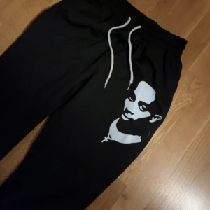 Playboicarti byxa - As coola playboicarti byxor, i tygmaterial och så ä dom lite ”bootcut”.  Passar från xs-m