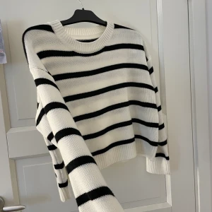 Stickad tröja  - Söt och trendig stickad tröja från Shein, säljer då den aldrig riktigt kommit till användning men super fin. Lite mer croppad än vanligt