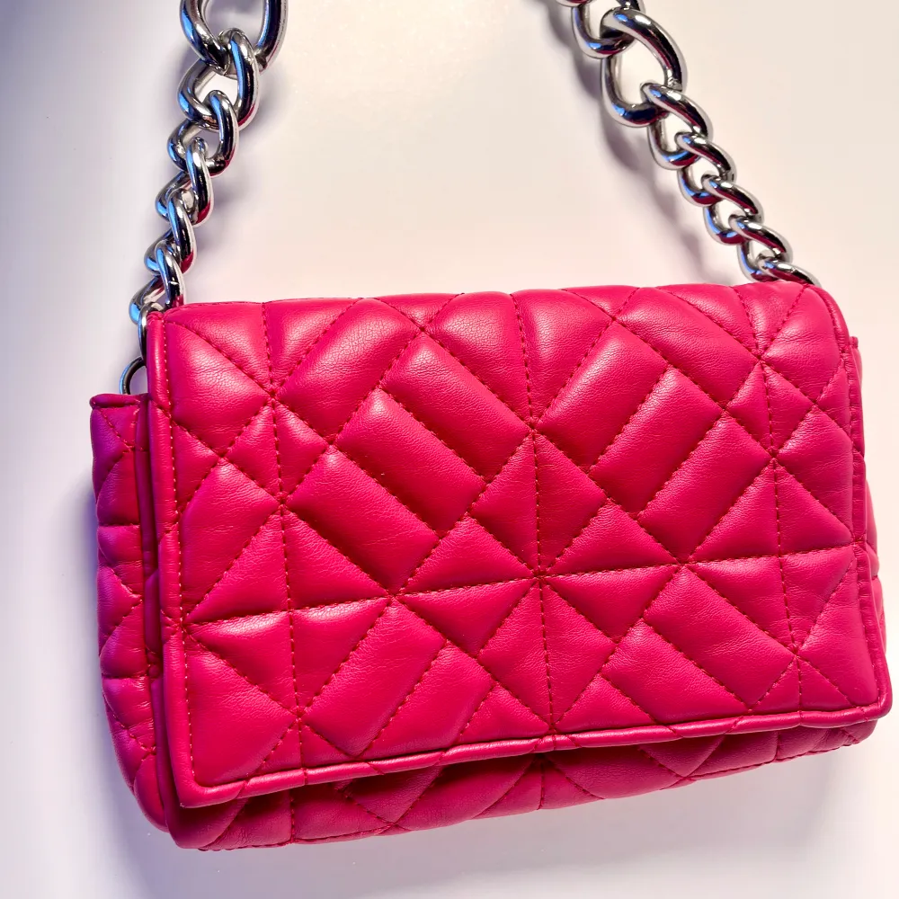Snygg, hel och fin rosa väska från Zara. Som ny, använd fåtal gånger.. Väskor.