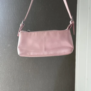 söt liten rosa handväska - Fint skick, sjukt söt till våren!🌸💗