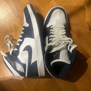 Air Jordan 1 Mid -  Säljer mina Jordans eftersom de inte kommer till användning. Använd två gånger och köpte för 1700 på soleplus förra sommaren säljer för 1500 (priset kan diskuteras)