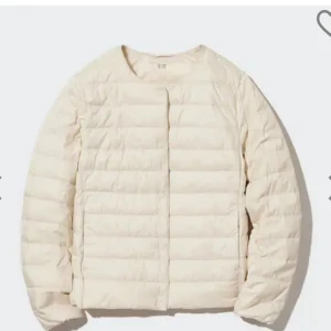 Uniqlo jacka❤️ - Säljer min jättefina vårjacka som är köpt på uniqlo för 800kr💓😊Den är som ny och utan några defekter och i färgen creme vit💓skriv till mig så skickar jag egna bilder😊