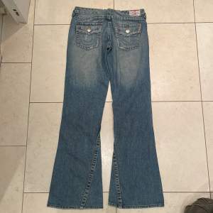glittriga söta true religion jeans i storlek w31. insydda i midjan så dem e 37cm rakt över i midjan:) ungefär w29 lågmifjade och bootcut 
