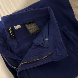 Blåa jeans  - Säljer mina byxor från hm som jag hade fått present på födelsedag(passade inte min storlek. Endast använd 1 gång (för och testa)