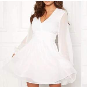 Säljer denna superfina vita klänning från bubbelroom som passar perfekt till avslutning/student. Endast använd en gång, som ny! 💗 Nypris 699kr