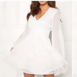 Säljer denna superfina vita klänning från bubbelroom som passar perfekt till avslutning/student. Endast använd en gång, som ny! 💗 Nypris 699kr