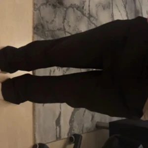 kostymbyxor bikbok midwaist - säljer dessa då dom tyvärr har blivit för stora för mig. köpta för 500kr. pris går alltid o diskutera. lämna gärna prisförslag ifall du är intresserad ❤️