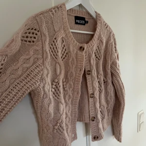Stickad kofta  - Jättegullig rosa kofta i bra skick💗💗