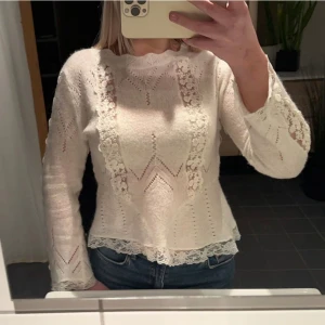 Vit Tröja Zara - Supergullig vit stickad ströja från Zara!🌸 Köpt förra året och endast använd fåtal gånger.