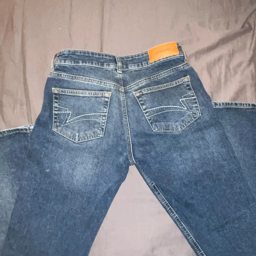 Hejsan! Säljer dessa as snygga jeans från junkyard då dem tyvärr är lite för små för mig💕. Jeans & Byxor.