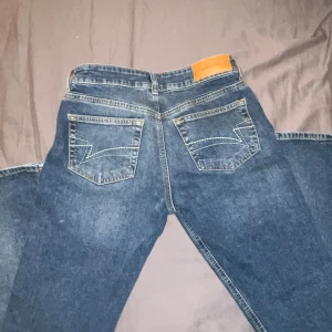 Bootcut jeans low waist - Hejsan! Säljer dessa as snygga jeans från junkyard då dem tyvärr är lite för små för mig💕